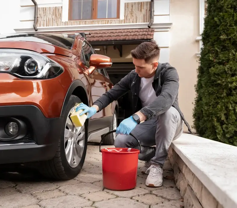 Lavage auto à domicile Valjouze : professionnel intervenant sur un véhicule